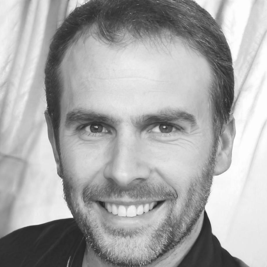 Retrato profesional de empresario español sonriendo