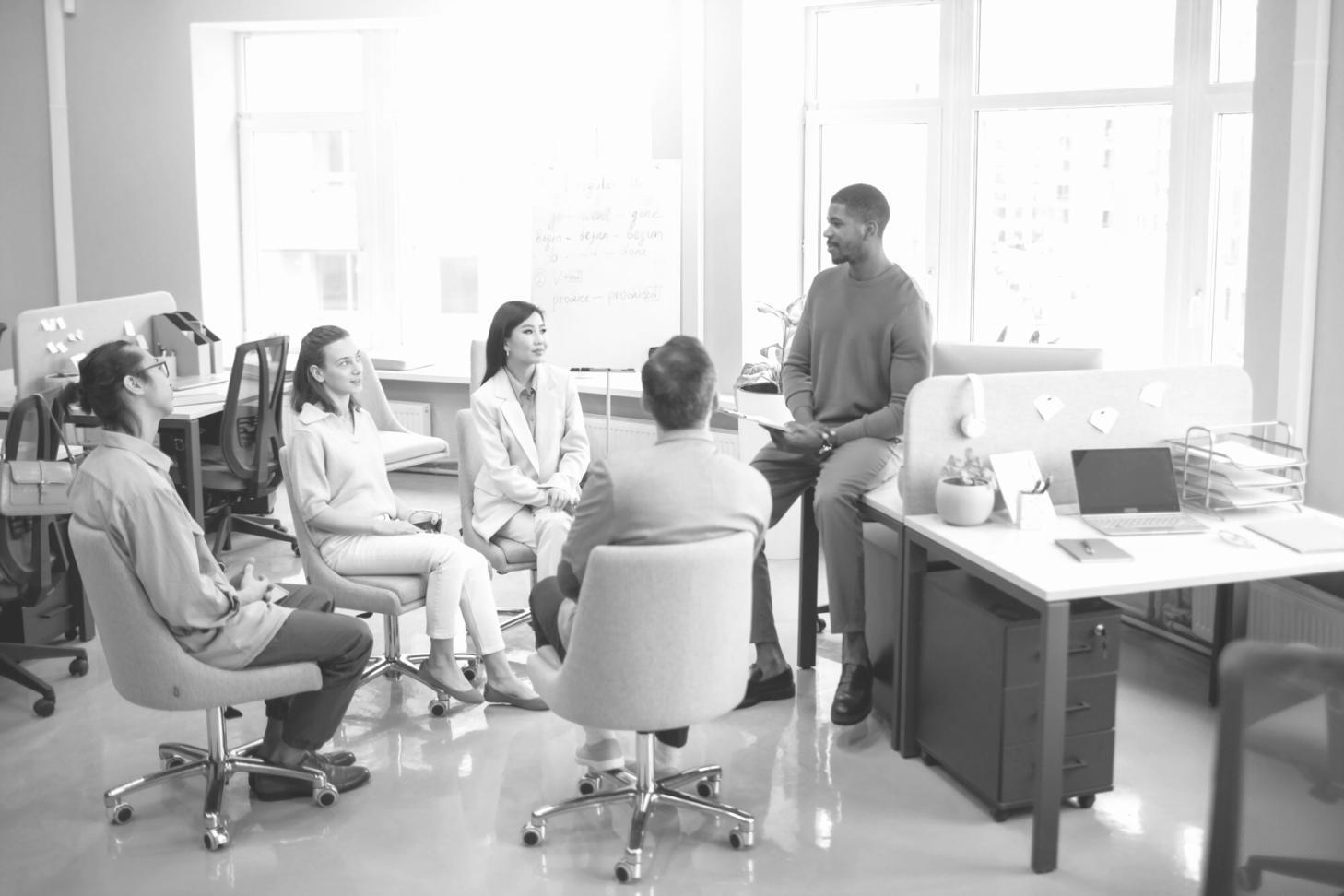 Reunión de trabajo con documentos financieros, calculadora y gráficos de análisis económico sobre mesa